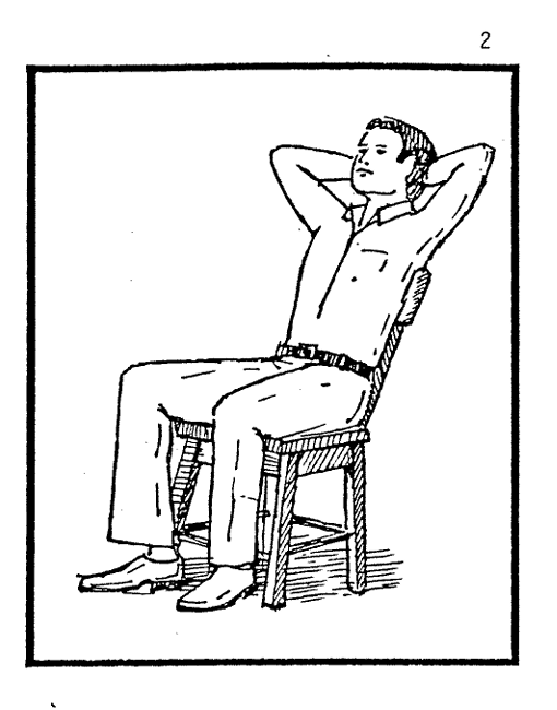 Mężczyzna siedzi na krześle.