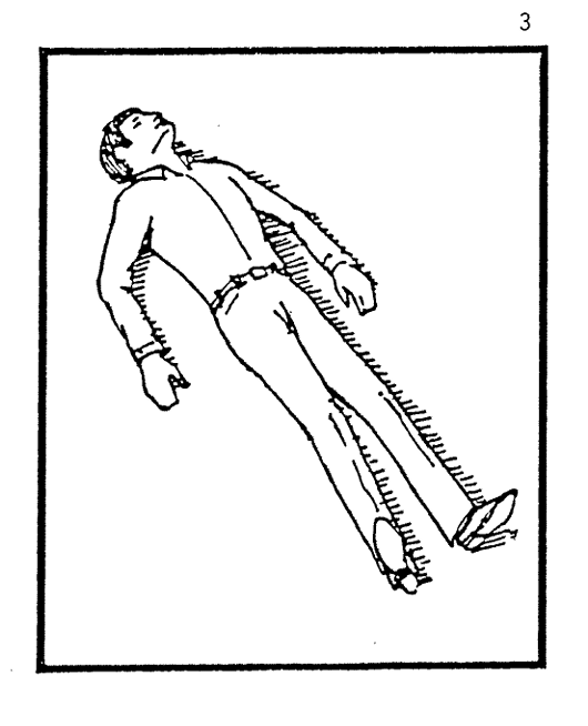 Mężczyzna siedzi na krześle.